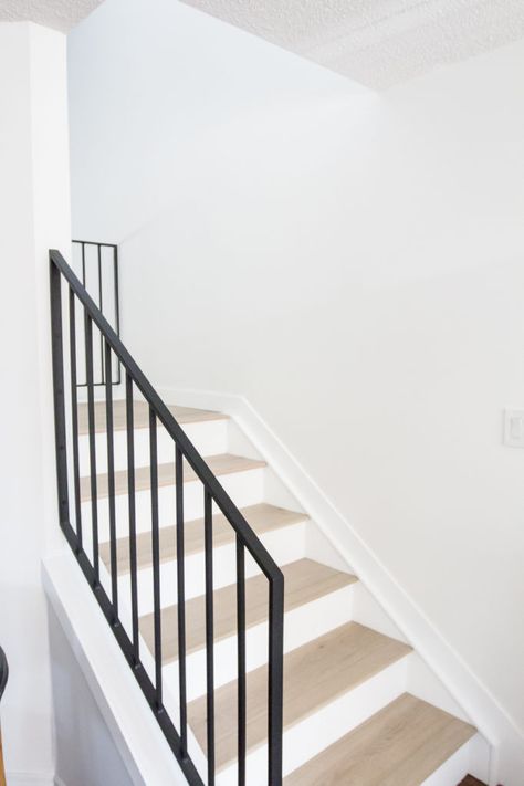 Stairs Handrail, Diy Staircase Makeover, Metal Stair Railing, Diy Staircase, Wood Railing, Stair Railing Design, Staircase Remodel, Staircase Makeover, Metal Stairs