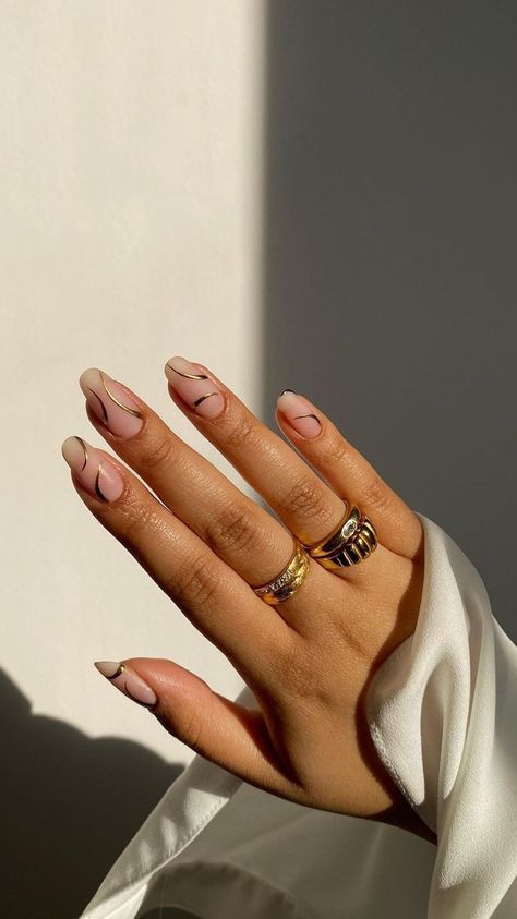 16 Gold Nail Ideas That Will Bring a Touch of Opulence to Your Next Mani Gold Nail Ideas, Manicure Gold, Gold Accent Nail, Fast Nail, Gold Nail Art, Fancy Nails Designs, Gold Nail, Instagram Nails, Nail Polish Designs