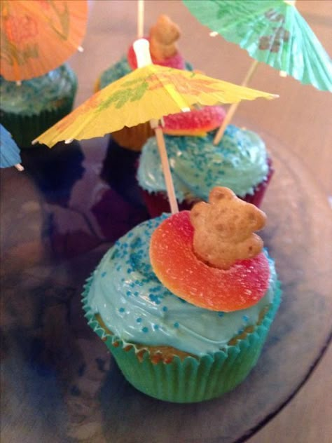 Tropical cupcakes www.floridafoodlover.com Party Themes For Kids, Tropical Cupcakes, Beach Cupcakes, Cupcakes Design, Summer Cupcakes, Splash Party, Luau Birthday Party, Hawaiian Birthday, Cupcake Wars