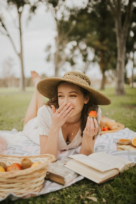 A picnic in the park! Photo by Evangeline Gao Picnic In The Park Photoshoot, Park Picnic Photoshoot, Picnic Ideas Photoshoot, Picnic Portrait Photography, Pic Nic Photoshoot Aesthetic, Outdoor Picnic Photoshoot, Picnic Photoshoot Poses, Outdoor Picnic Photoshoot Ideas, Summer Photoshoot Aesthetic