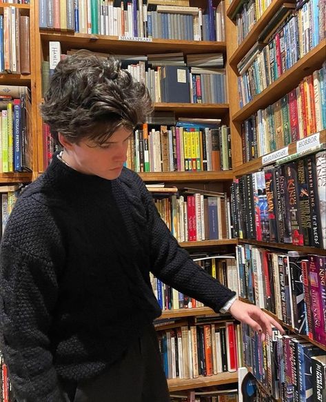 Bookworm Guy Aesthetic, Male Librarian Aesthetic, Downtown Boy Aesthetic, Guy Reading, Library Shoot, Guy Aesthetic Outfits, Downtown Boy, Bookstore Owner, Menswear Outfits