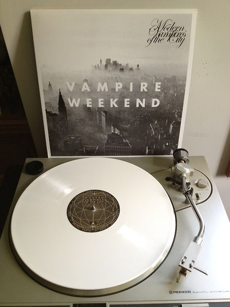 Beautiful record! The white is so cool. Plus I love this band so I may have to… Modern Vampires, Vampire Weekend, David Guetta, Record Players, Vinyl Music, Vintage Records, Indie Music, Record Player, Pop Punk