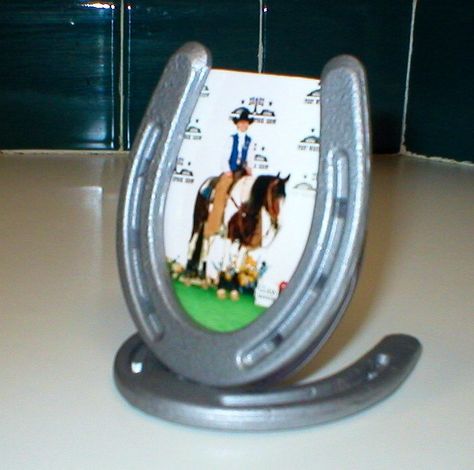 Horseshoe picture frame Horses Crafts, Frames Painted, Art Fer, Pic Frame, Horseshoe Crafts Projects, Horseshoe Projects, Western Crafts, Horseshoe Decor, Horseshoe Crafts