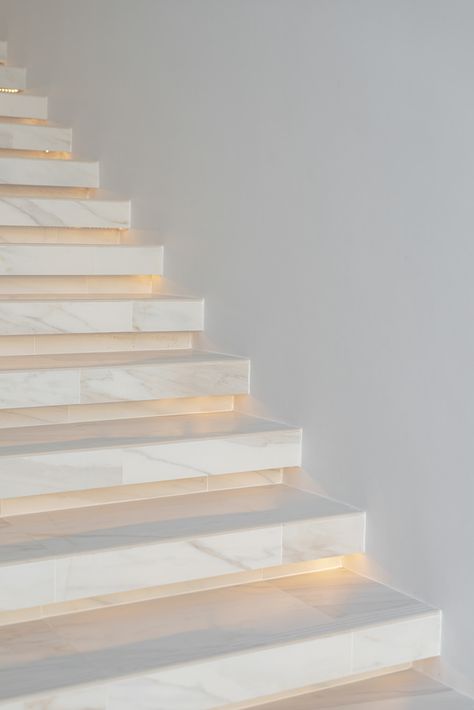 PanoramicStudio - BAAN KLANG MUEANG WATCHARAPOL Staircase Marble Design, Staircase Marble, Decorating Stairs, Stairs Tiles Design, Tiled Staircase, Staircase Interior Design, Staircase Design Modern, Staircase Railing Design, Marble Staircase