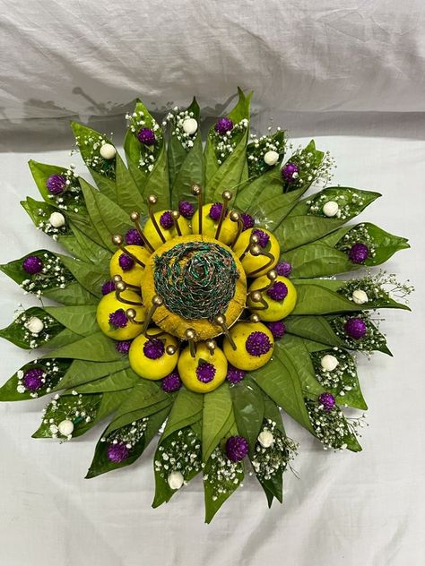 Easy Plate decoration idea 💡 Plate Decoration Ideas For Engagement, Beetle Leaf Plate Decoration, Coconut Plate Decoration, Plate Decoration For Engagement, Plate Decorations Engagement, Seer Thattu Decoration Ideas, Betel Leaf Decoration, Engagement Arrangements, Thattu Decoration