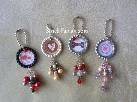 My first bottle cap charms Diy Bottle Cap Projects, Bottle Cap Ideas Projects, Bottle Cap Pins, Bottle Cap Bracelet, Diy Bottle Cap Crafts, Recycling Diy, Bottle Top Crafts, Bottle Cap Projects, Bottle Cap Jewelry