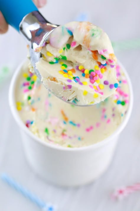 5 Minute Cake Batter Frozen Yogurt (No Machine). The easiest Frozen Yogurt recipe you will ever make. Made with all Natural ingredients, this frozen yogurt can be made in just 5 minutes without an ice cream machine or stirring every 30 minutes. 5 Minute Cake, Easy Frozen Yogurt, Healthy Frozen Yogurt, Cheap Desserts, Healthy Party Snacks, Frozen Yogurt Recipes, Party Snacks Easy, Coconut Dessert, Bigger Bolder Baking