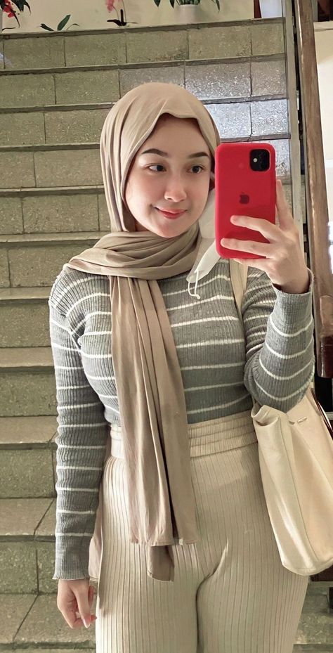 Foto Cewek Hijab Aesthetic, Muslim Women Hijab, Beautiful Muslim Women, Hijab Chic, Hijabi Girl, Beautiful Hijab, Hijab Outfit, Muslim Women, Hijab Fashion