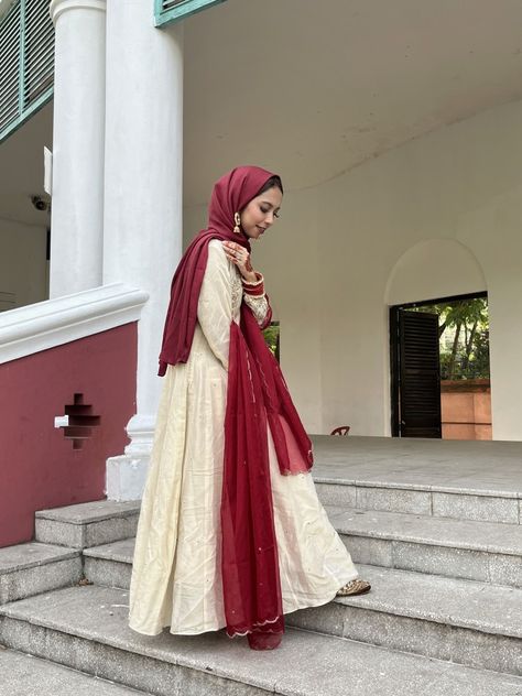 #Hijabi #Modestoutfit #Southasian #Desiaesthetic #Desicore #Desiinspo #Traditional #Eidoutfit #Eidoutinspo #Poseinspo Desi Hijabi Outfits, Hijabi Wedding Guest Outfit, Desi Hijabi, Wedding Guest Outfit Indian, Hijabi Dresses, Onam Outfits, Ethnic Wears, Desi Aesthetics, Desi Outfits