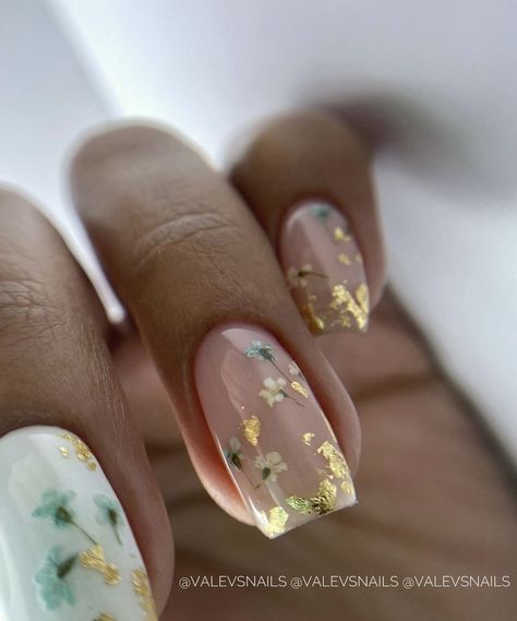 Single Flower Nail Art, Almond Foil Nails, Spring Nails With Dried Flowers, Gold And Flower Nails, Gold Flower Nail Designs, Nail Art With Gold Foil, Dry Flower Nail Designs, Dryflower Nails, Dried Flowers On Nails