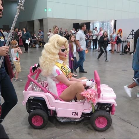 Trixie Mattel at DragCon 2018 Trixie Mattel Pfp, Trixie Mattel Aesthetic, Rpdr Funny, Trixie Mattel And Katya, Katya And Trixie, Trixie Katya, Rupaul Drag Queen, Blonde Moments, Trixie Mattel