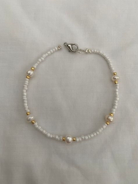 Bracelet With Pearls Diy, Gold Beaded Bracelets Diy, Summer Bracelet Inspo Beads, Cool Bracelets With Beads, Pretty Beaded Bracelets Diy, Beats Braslate, White Pearl Bracelet Diy, Pearl Seed Bead Bracelet, Custom Beaded Bracelets