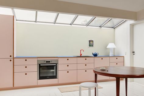 Kitchen of the Week: Pale Pink Minimalism on the Coast of Denmark - Remodelista Small Cottage Homes, Small Cottage, Charming Garden, Pink Kitchen, Kitchen Colors, Retro Stil, Cottage Homes, Kitchen Space, Dining Rooms