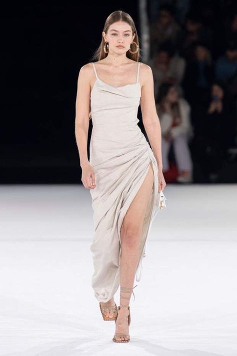 Gigi Jacquemus Dress, Gigi Hadid Beige Dress, Gigi Hadid Jacquemus Dress, Gigi Hadid Jacquemus, Gigi Hadid Catwalk, Fashion Runway Aesthetic, Gigi Hadid Dress, Gigi Hadid Runway, Jacquemus Dress