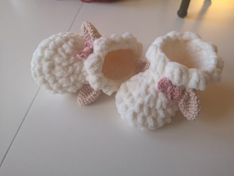 FREE crochet pattern – Baby slippers, Lamb | Swecraftcorner Crocheted Baby Booties, Baby Booties Free Pattern, Crochet Baby Booties Pattern, Crochet Baby Shoes Pattern, Crochet Lovey, Baby Booties Pattern, Baby Shoes Pattern, Booties Crochet, Baby Clothes Patterns