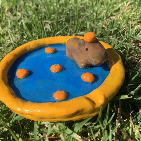 Capybara Clay Art, Clay Capybara, Easy Clay Ideas, Clay & Modeling Dough, Modeling Dough, Clay Diy Projects, Tanah Liat, Ceramic Ideas, Easy Drawings Sketches