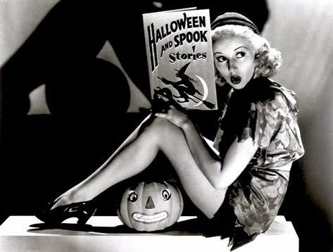 16 Interesting Vintage Photos of Hollywood Actresses Posing in Halloween Costumes From the 1930s ~ vintage everyday Vintage Pin Ups, Halloween Pin Up, Vintage Halloween Photos, Betty Grable, Image Halloween, Pin Up Vintage, People Reading, Halloween Retro, Spooky Stories