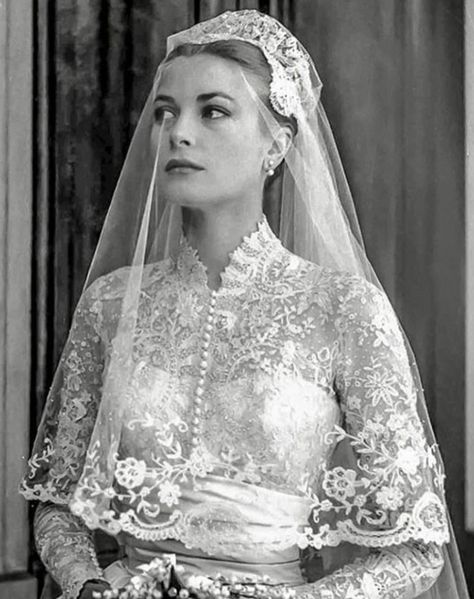 Grace Kelly Stile Hippie Chic, Grace Kelly Wedding Dress, Grace Kelly Wedding, Drop Veil, Princess Grace Kelly, Celebrity Wedding Dresses, Silk Wedding Dress, Actrices Hollywood, Princess Grace