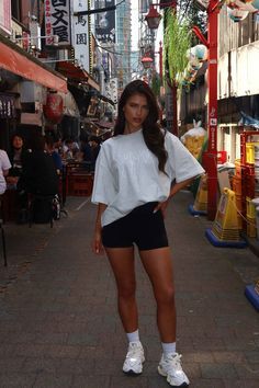 Oversized T Gym Outfit, Big T Shirt And Biker Shorts, Black Tee And Shorts Outfit, Black Sports Shorts Outfit, How To Style Gym Shorts, Walk Outfits Summer, Gym Style Women Outfits, Oversized Sports Tshirt Outfit, Short Sleeved Outfits