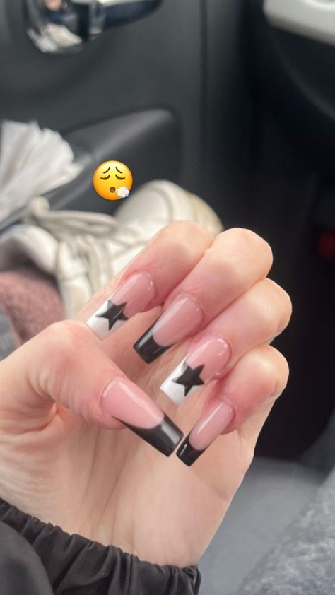 star nails &#x2b50;&#xfe0f; Star Acrylic Nails Coffin, 2ky Nails, Coffin Acrylic Nails Y2k, Coffin Acrylic Nails Stars, Y2k Easy Nails, Cute Retro Nails, Simple Concert Nails, Coffin Star Nails, Black Design Acrylic Nails