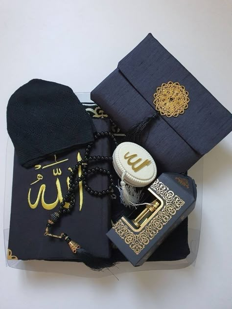 Surah Yasin, Prayer Gifts, Wedding Gift Pack, Bridal Gift Wrapping Ideas, Gift Box For Men, Quran Book, Wedding Gifts Packaging, Gift Luxury, Diy Gift Set