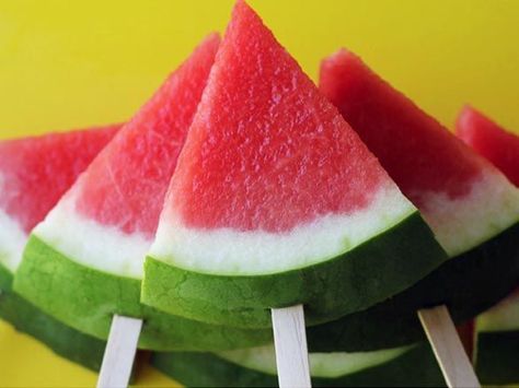 Fun Party Snacks, Watermelon Popsicles Recipe, Watermelon Snack, Fruit Platter Ideas Party, 1st Birthday Foods, Watermelon Sticks, Watermelon Pops, Watermelon Popsicles, Keto Fruit