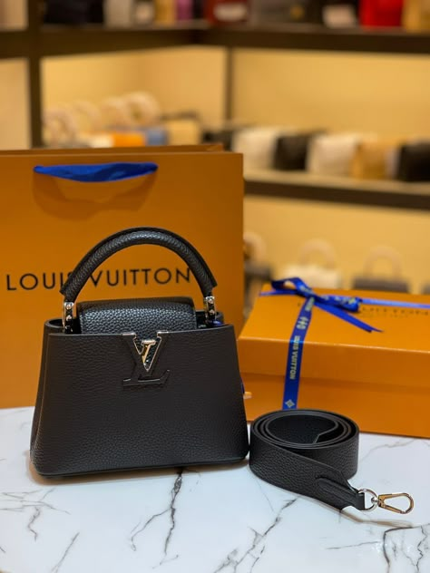 Sac Louis Vuitton, My Style Bags, Luxury Bags Collection, Shoes Outfit Fashion, Elegant Bags, Luxury Purses, Fancy Bags, Pretty Bags, Bag Trends