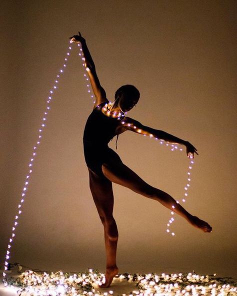 How ballet dancers hang Christmas lights Dance Photo Shoot, Dance Picture Poses, Dancer Photography, Dance Photography Poses, Ballet Poses, Christmas Dance, Ballet Photos, Ballet Photography, Christmas Photography