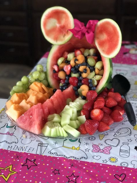 Minnie Mouse fruit plate - Ry’s 4th Birthday Minnie Mouse Watermelon, Minnie Mouse Desert Ideas, Minnie Mouse Breakfast, Minnie Mouse Veggie Tray, Mickey Mouse Fruit Ideas, Mickey And Minnie Birthday Party Ideas, Minnie Birthday Food Ideas, Disney Fruit Tray Ideas, Minnie Mouse Fruit Ideas