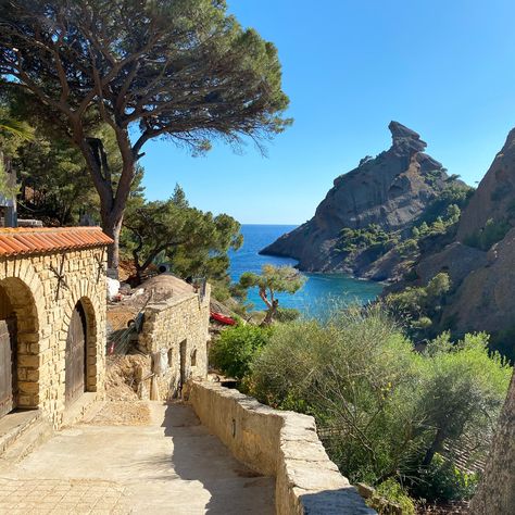 Wunderschöne Calanque in Südfrankreich bei La Ciotat #südfrankreich #calanque #französisch #frankreich France Love, Travel Points, Europe Aesthetic, Southern France, Europe Summer, Cruise Travel, Tuscany Italy, Young And Beautiful, Travel Goals