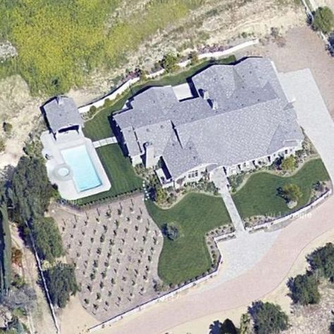 Kylie Jenner New House Check more at https://genatovu.com/kylie-jenner-new-house/ Kylie Jenner House Layout, Kylie Jenner New House, Kylie House, Kylie Jenner House, Kylie Jenner News, Jenner House, Hidden Hills, House Layout, House On A Hill