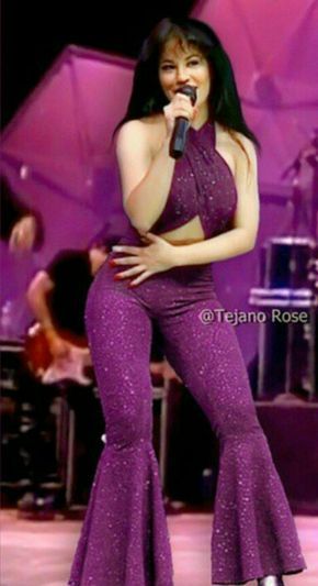 Selena. Such a beauty. Such a loss. Selena Purple Outfit, Selena Costume, Selena Quintanilla Outfits, Selena Quintanilla Fashion, Selena Pictures, Singer Art, Selena Q, Selena Quintanilla Perez, Concert Fashion