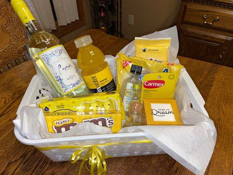 Color Themed Food Basket, Yellow Food Basket, Yellow Gift Basket, Yellow Gifts Basket, Yellow Food, Themed Food, Yellow Gifts, Color Party, Food Basket