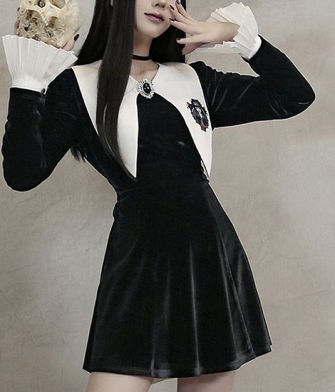 Junji Ito Outfit Ideas, Tomie Junji Ito Outfit Ideas, Junji Ito Outfit, Tomie Inspired Outfit, Tomie Outfit, Goth Academia, Darkest Academia, Gothic Bohemian, Types Of Sharks