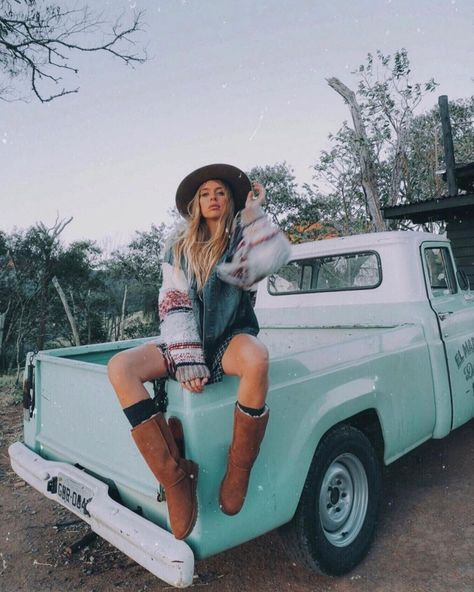 Female Truck Photoshoot, Photoshoot With Truck Photo Ideas, Tailgate Photoshoot Trucks, Western Truck Photoshoot, Cowgirl Shooting Photo Ideas, Pictures With Trucks Photo Ideas, Photo Shoot With Truck, Pickup Truck Photoshoot, Back Of Truck Photoshoot