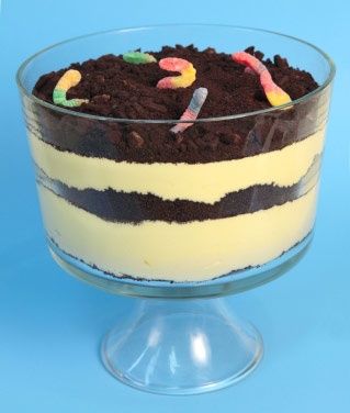 Oreo Dirt and Worms Recipe - A fun kid's dessert that grown ups love too! Oreo Dirt Dessert, Dirt Dessert Recipe, Oreo Recipes Easy, Pudding Desserts Layered, Dirt Pie, Oreo Dirt Cake, Dirt Dessert, Oreo Dirt, Dessert Summer