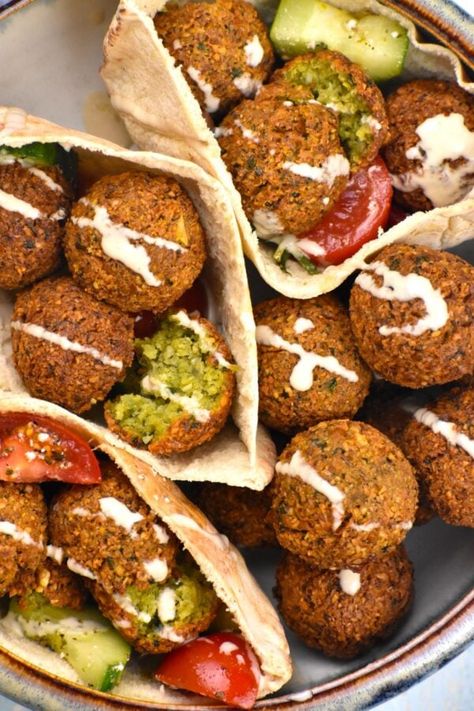 Authentic Falafel Recipe, Homemade Falafel, Falafel Pita, East Recipes, Arab Food, Healthy Breakfast Sandwich, Lamb Gyros, Pita Recipes, Iranian Cuisine