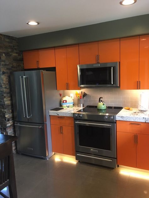 Orange Kitchen Cabinets, High Gloss Cabinet, Kitchen Cabinet Color Ideas, Tiny Kitchen Design, Kitchen Cabinet Trends, Kitchen Design Color, Orange Kitchen, Cabinet Color, Modern Kitchen Cabinets