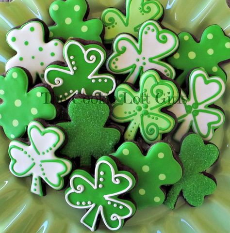 St. Patrick's Day Cookies by The Cookie Loft Girls Shamrock Cookies, St Patrick's Day Cookies, Fete Saint Patrick, St Patrick Day Treats, St Patricks Day Food, Spring Cookies, Sugar Cookie Designs, Saint Patties, St. Patricks Day