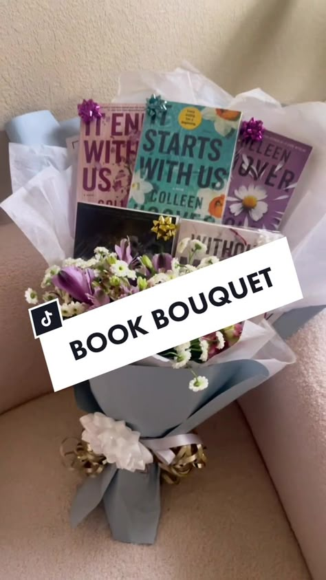 Gifting Books Ideas, Bouquet Of Books Diy, A Book Bouquet, Book Promposal, Art Bouquet, Book Bouquet Tutorial, How To Make A Book Bouquet, Book And Flower Bouquet, Books Bouquet