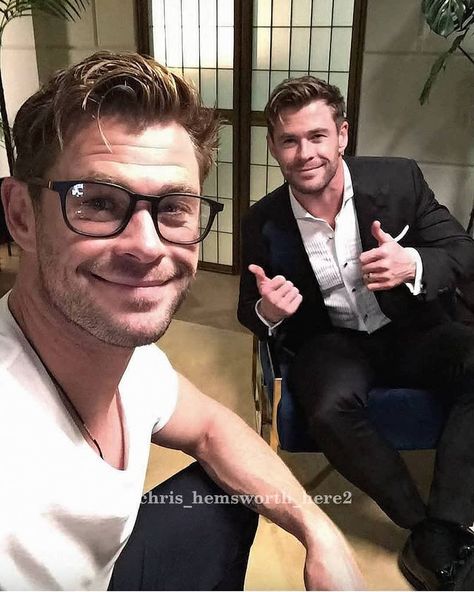 Chris Hemsworth interview with Chris Hemsworth about Chris Hemsworth 😆😆 . . . . @chrishemsworth @elsapatakyconfidential #elsapataky… Chris Hemsworth Interview, Hemsworth Chris, Holding Paper, Spiderman Suits, Avengers Cast, Spiderman Cosplay, Spiderman Movie, Spiderman Homecoming, Jake Gyllenhaal