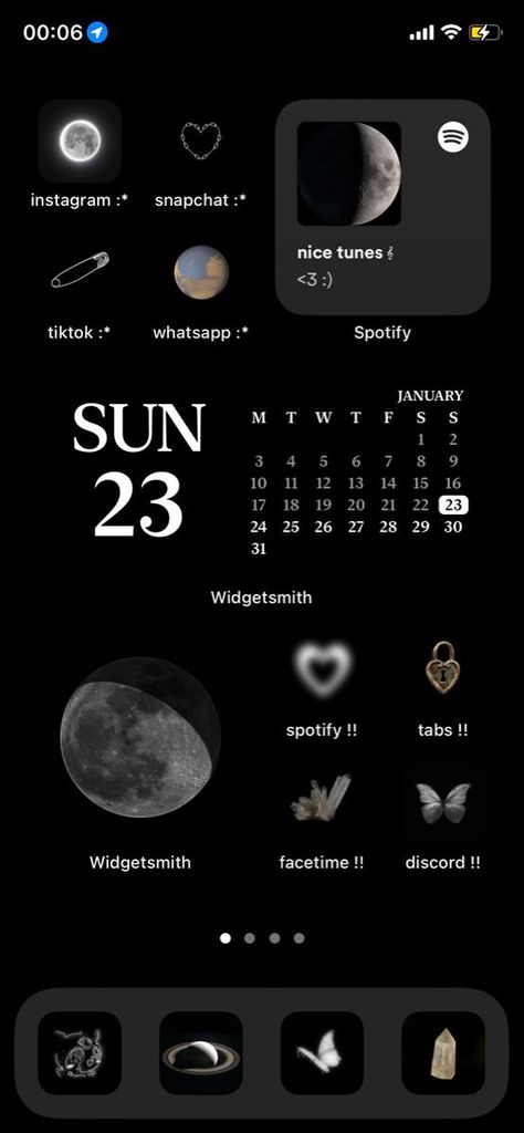 Ios16 Aesthetic Homescreen, Iphone Homescreen Aesthetic Dark, Dark Lockscreen Ideas, Space Themed Iphone Homescreen, Iphone Themes Ideas Dark, Hone Screen Ideas Iphone, Aesthetic Dark Homescreen Layout, Ios Homescreen Ideas Dark, Ios 16 Layout Ideas Dark