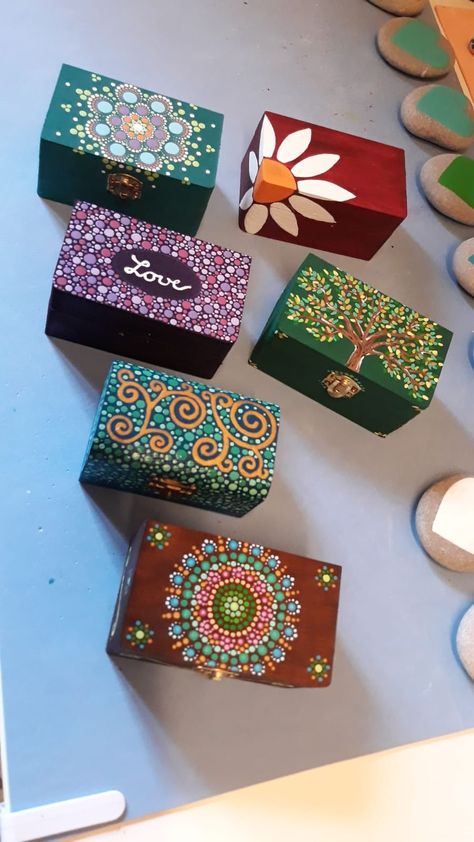 Wood Box Decoration Ideas, Small Painted Boxes Ideas, Black Box Painting Ideas, Box Coloring Ideas, Cute Box Design Painting, Paint Jewelry Box Diy, Painting On Boxes Ideas, Small Box Painting Ideas, Wood Box Painting Ideas Easy