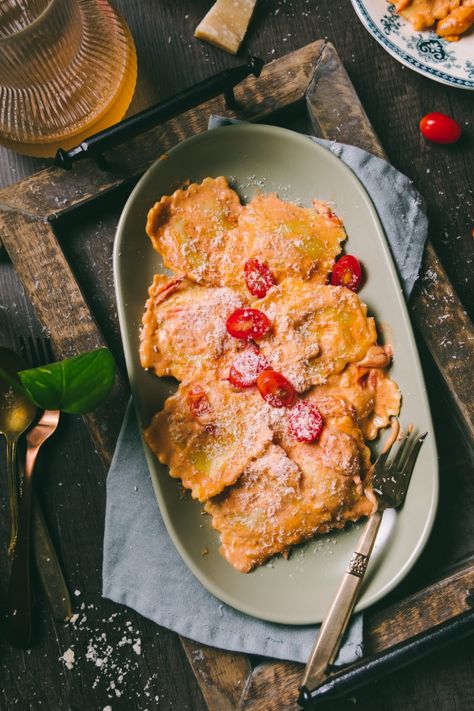 Ravioli in Cherry Tomatoes and Garlic Sauce (VIDEO)- Playful Cooking Sauce Video, Moody Style, 10 Minute Meals, Cherry Tomato Sauce, Cream Pasta, Food Styling Photography, Recipe 30, Quick Weeknight Meals, Dark And Moody