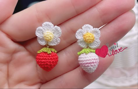 Crochet Brooch Pattern Free, Crochet Earrings Free Pattern, Crochet Cherry, Crochet Hair Clips, Crochet Brooch, Crochet Strawberry, Hand Beaded Embroidery, Link Youtube, Crochet Jewelry Patterns