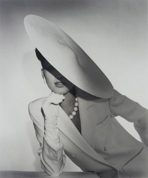 Saks Fifth Avenue - vintage Topi Vintage, Horst P Horst, Glamour Vintage, Look Retro, Retro Mode, Wearing A Hat, Moda Vintage, Beautiful Hats, Look Vintage