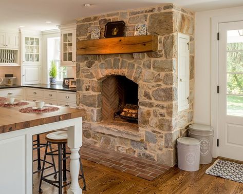 Colonial kitchen, wood floors, stone fireplace in the kitchen, butcher block counters... Kitchen With Fireplace, Design Camino, Decor Above Cabinets, Ikea Inspiration, Colonial Kitchen, Farmhouse Fireplace, Decor Ikea, Fabulous Kitchens, Kitchen Fireplace