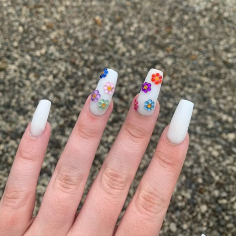 White acrylic nails with flowers Flower Jewel Nails, Jewel Flower Nails, 90s Flower Nails, Birthday Nails Flowers, Crystal Flower Nails, Diamond Flower Nails, Summer Nails With Charms, Flower Gem Nails, Rhinestone Flower Nails