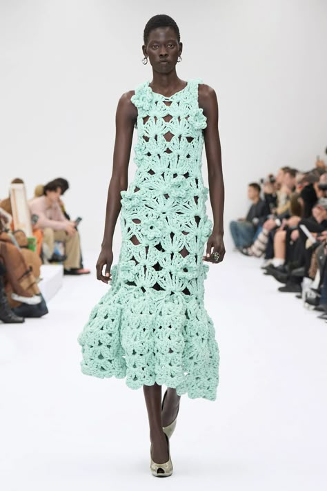 Acne Studios Spring 2025 Ready-to-Wear Fashion Show | Vogue Knitwear Trends, Acne Studio, Crochet Couture, Paris Mode, Spring 2025, Moda Paris, Fashion Crochet, 2025 Fashion, Knitwear Fashion