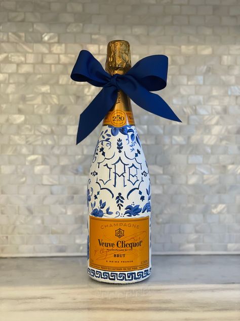 How to Paint a Champagne Bottle (Updated with You Tube Shorts!) – AnneWharamThomas Wedding Champagne Bottles, Alcohol Bottle Decorations, Custom Champagne Bottle, Veuve Cliquot, White Plastic Plates, Bottle Of Champagne, Champagne Gift, Hand Painted Bottles, Blue And White Chinoiserie